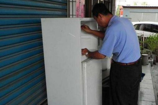冰箱頂上出現(xiàn)水印或滴水